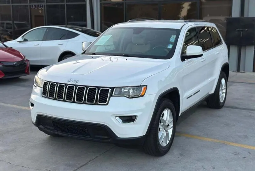 2017 Jeep Grand Cherokee Laredo photo 1