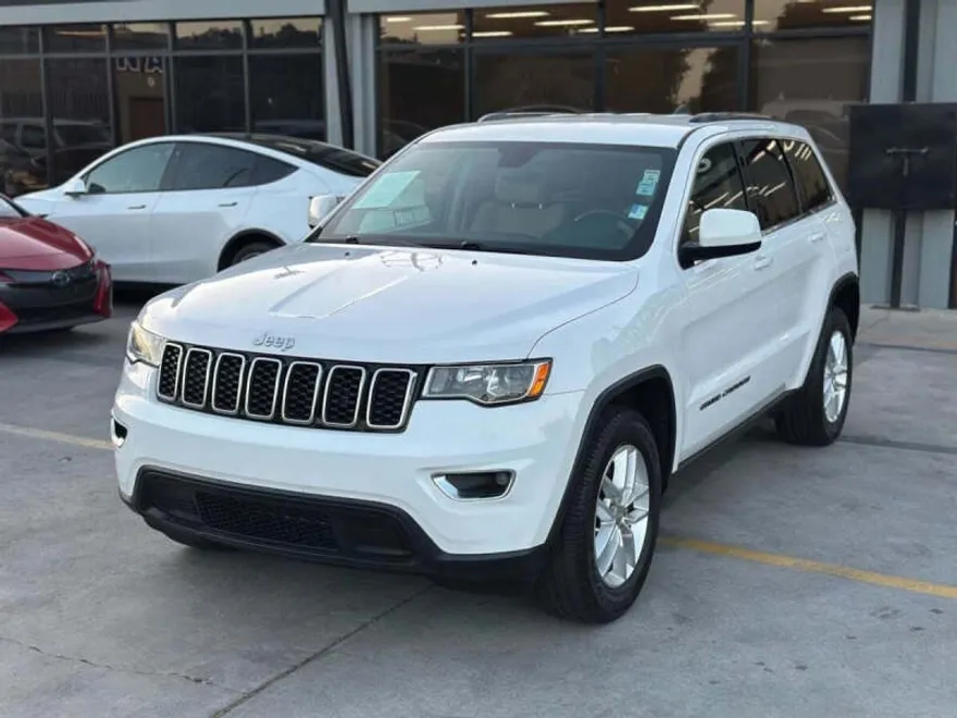 2017 Jeep Grand Cherokee Laredo photo 1