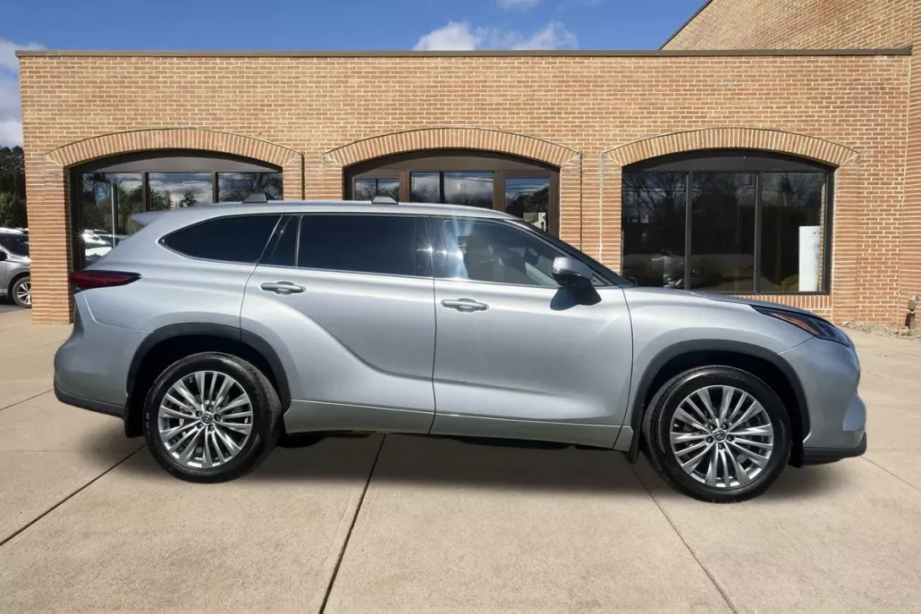 2023 Toyota Highlander Platinum photo 1