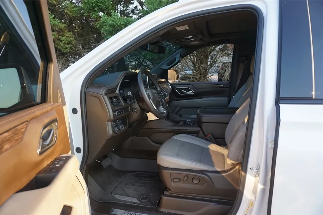 2024 Chevrolet Suburban Z71 photo 1