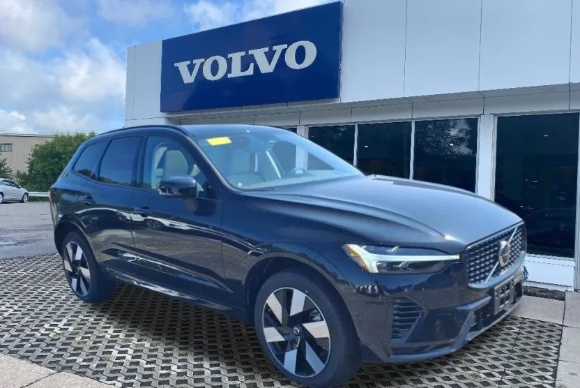 2025 Volvo XC60 Hybrid T8 Plus photo 1