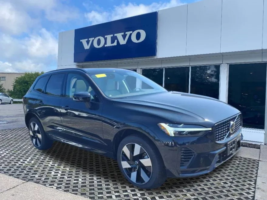 2025 Volvo XC60 Hybrid T8 Plus photo 1