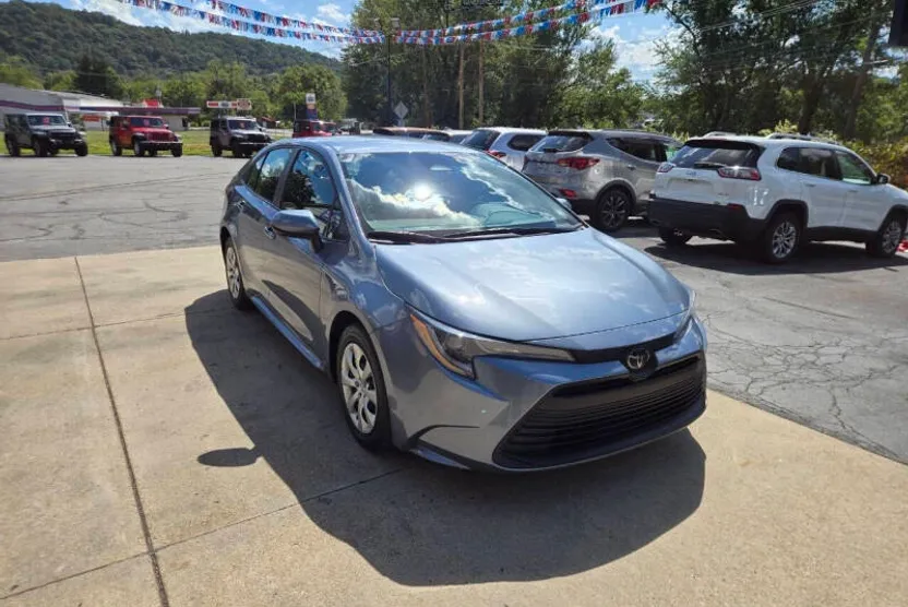 2023 Toyota Corolla LE photo 1