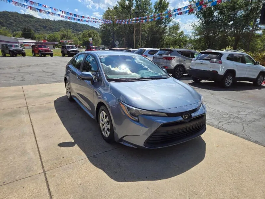 2023 Toyota Corolla LE photo 1