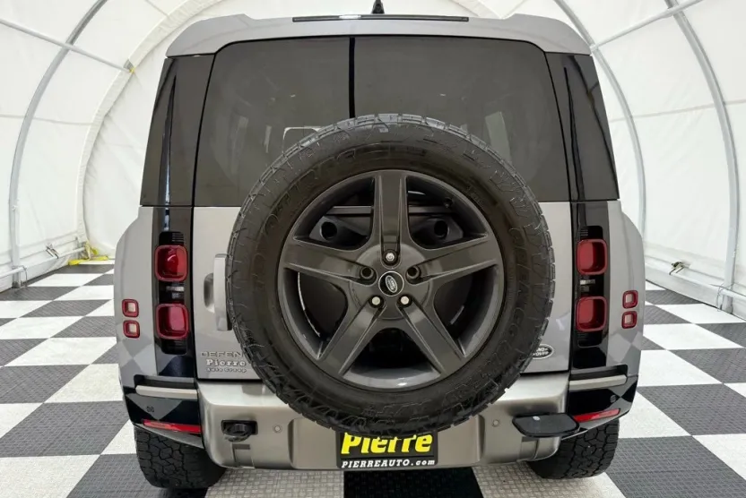 2022 Land Rover Defender 110 X-Dynamic SE photo 1