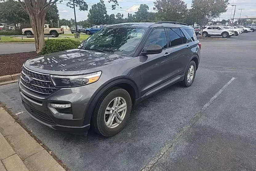 2021 Ford Explorer XLT photo 1
