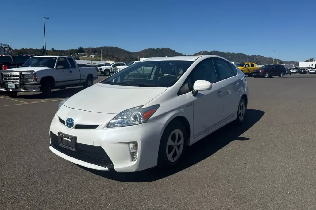 2013 Toyota Prius Three photo 1