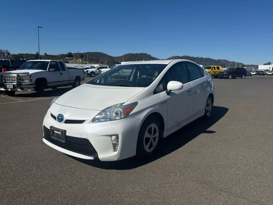 2013 Toyota Prius Three photo 1