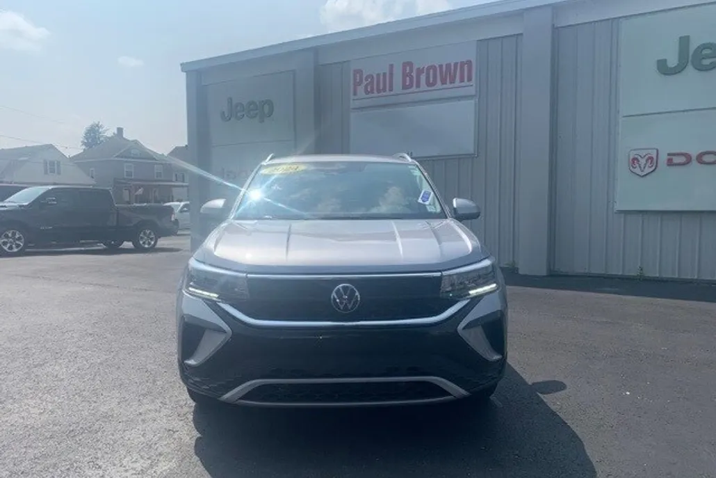 2024 Volkswagen Taos SE photo 1