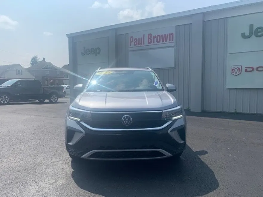 2024 Volkswagen Taos SE photo 1