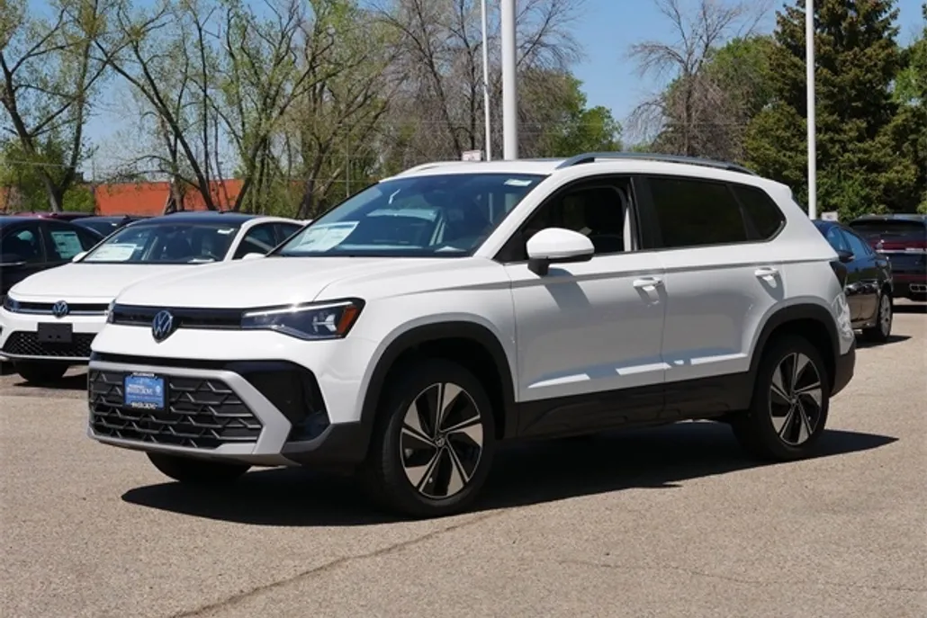 2025 Volkswagen Taos SE photo 1