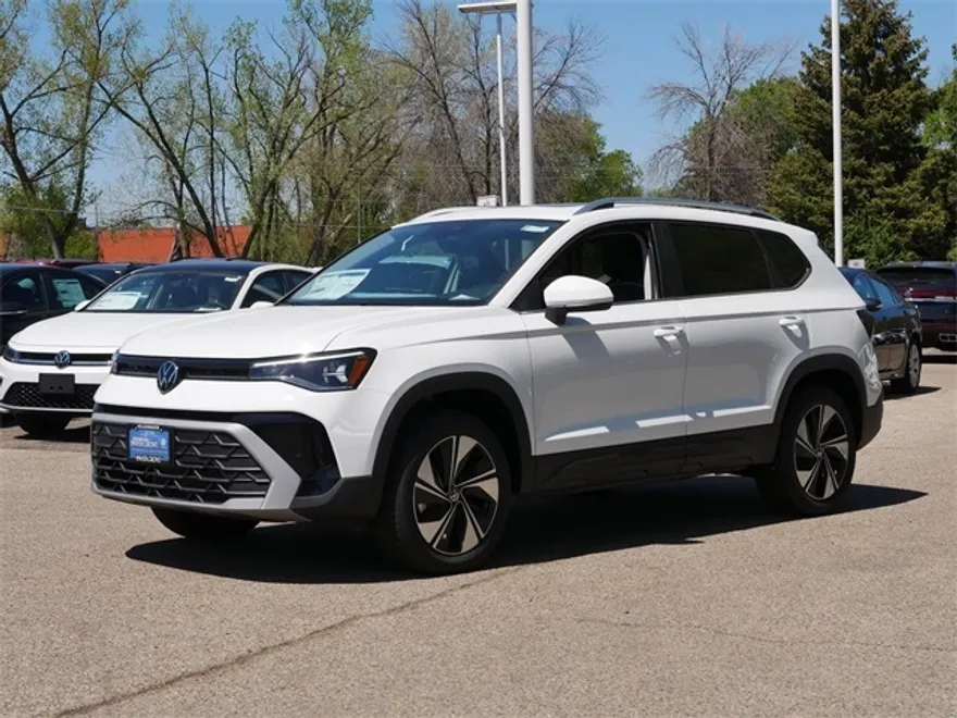 2025 Volkswagen Taos SE photo 1