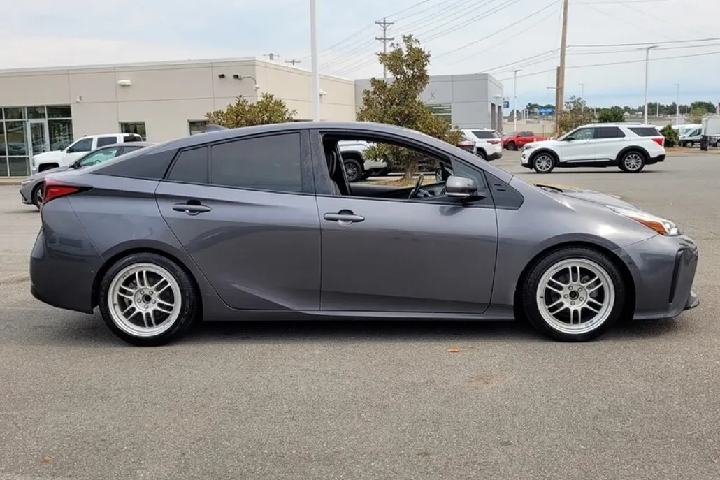 2019 Toyota Prius XLE photo 1