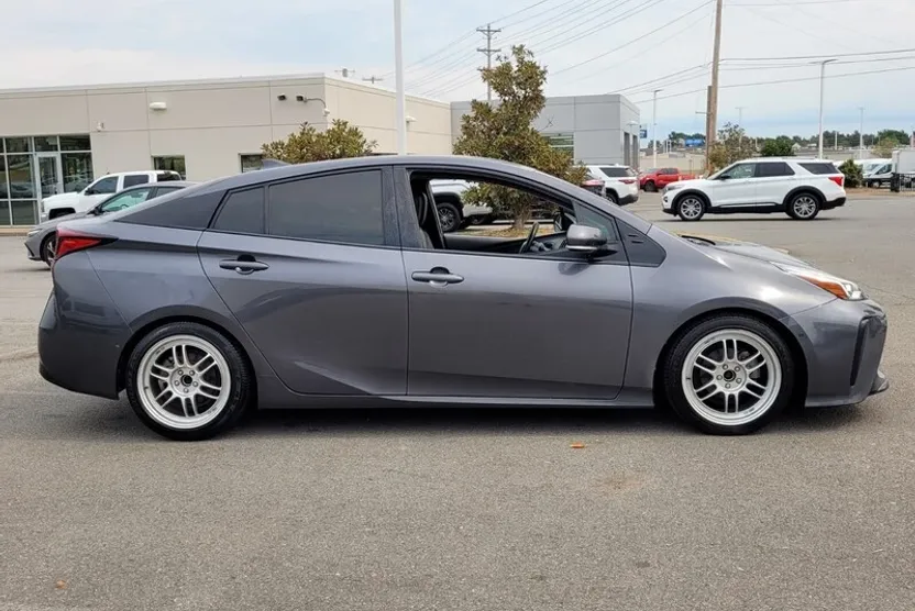 2019 Toyota Prius XLE photo 1