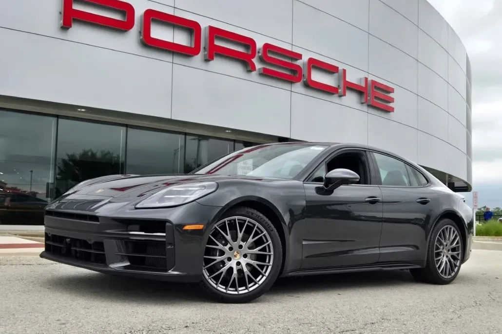 2025 Porsche Panamera 4 photo 1