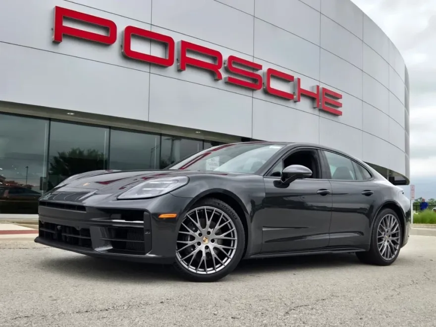 2025 Porsche Panamera 4 photo 1