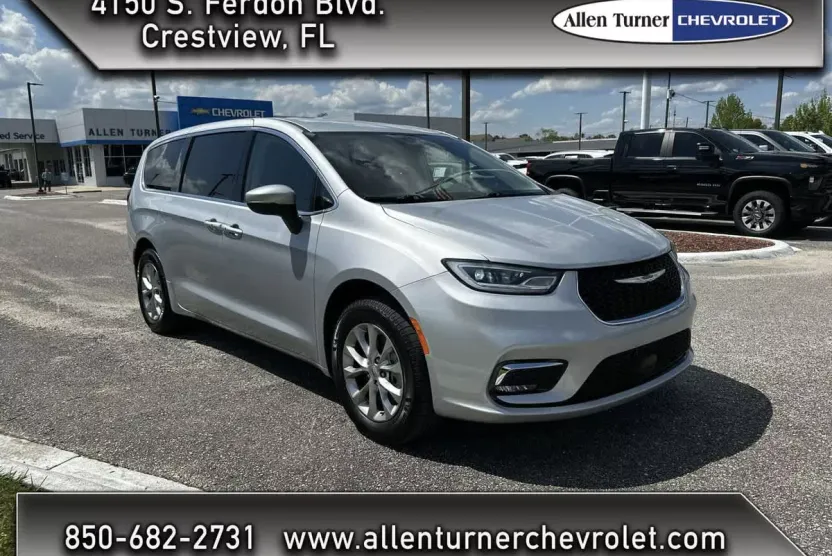 2023 Chrysler Pacifica Touring L photo 1