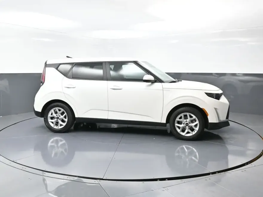 2023 Kia Soul LX photo 1