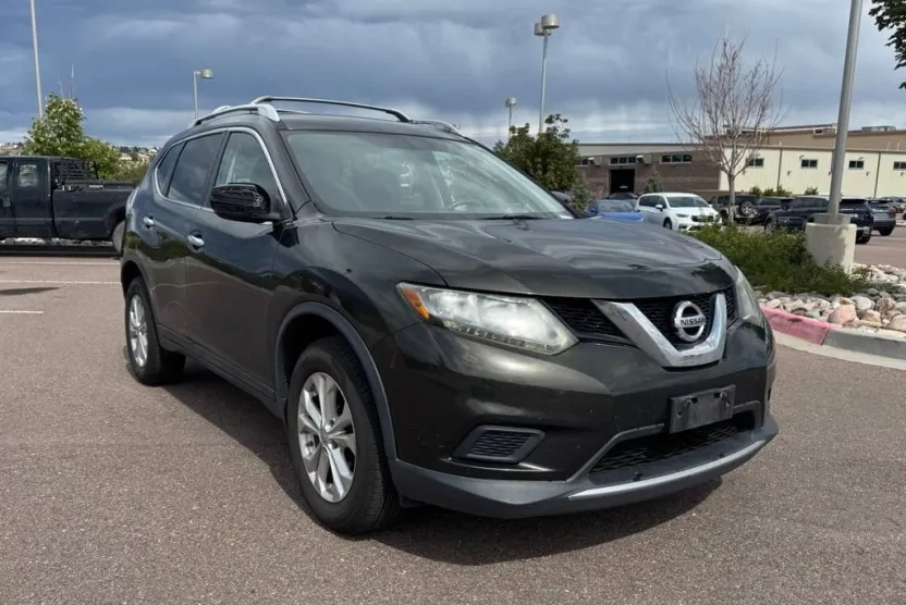 2015 Nissan Rogue SV photo 1