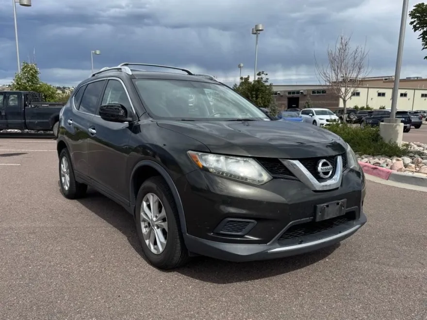 2015 Nissan Rogue SV photo 1