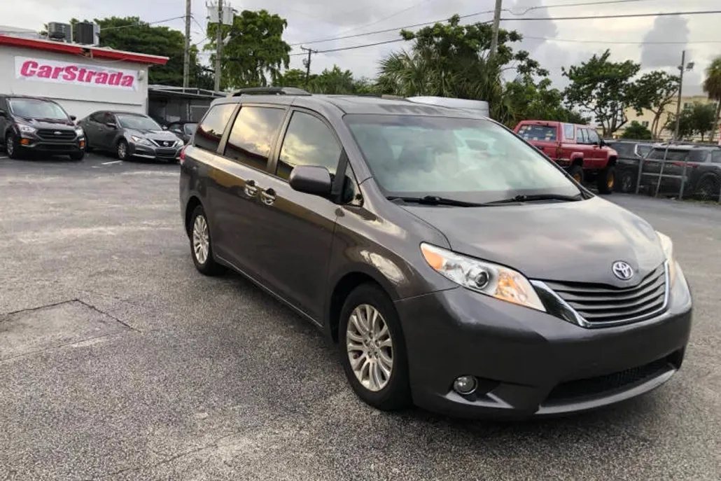 2013 Toyota Sienna XLE photo 1