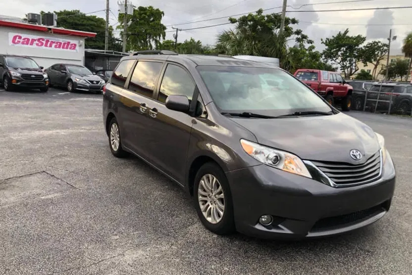 2013 Toyota Sienna XLE photo 1