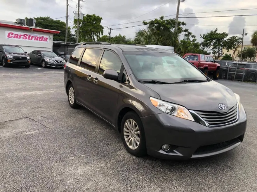 2013 Toyota Sienna XLE photo 1