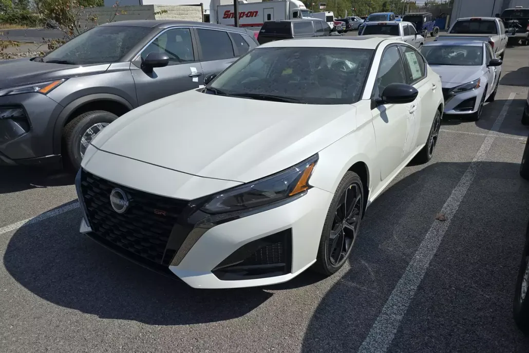 2025 Nissan Altima SR photo 1