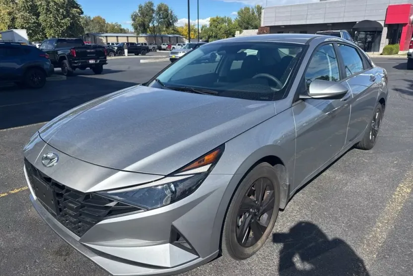 2022 Hyundai Elantra SEL photo 1