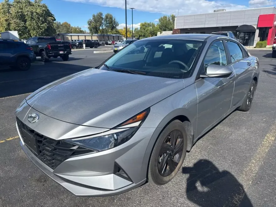 2022 Hyundai Elantra SEL photo 1