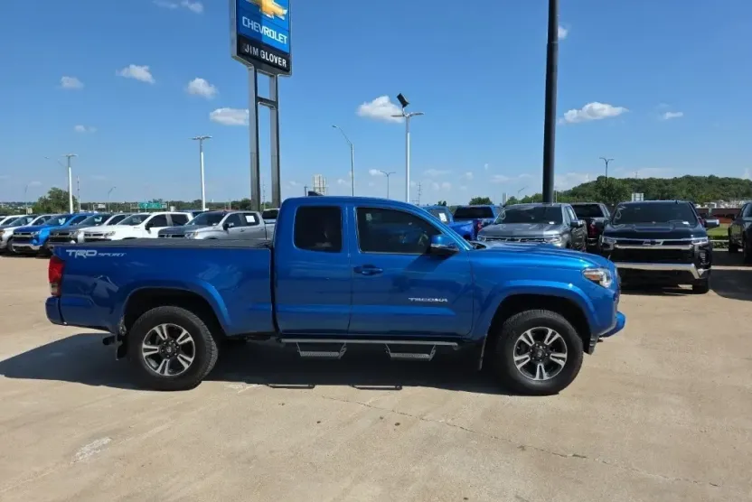 2017 Toyota Tacoma TRD Sport V6 photo 1
