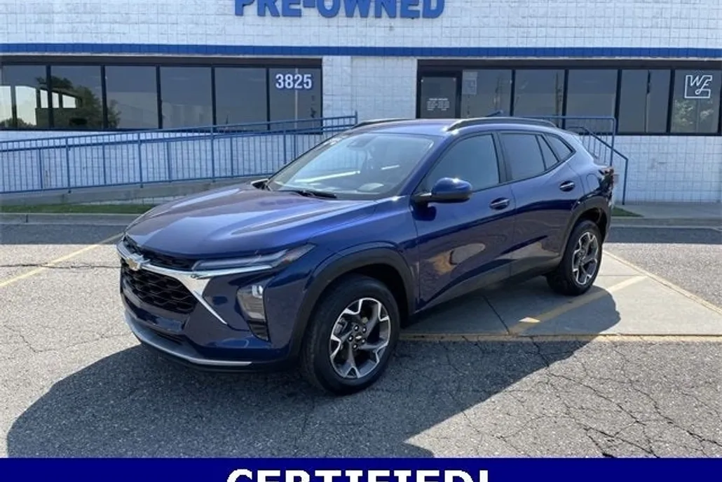 2024 Chevrolet Trax LT photo 1