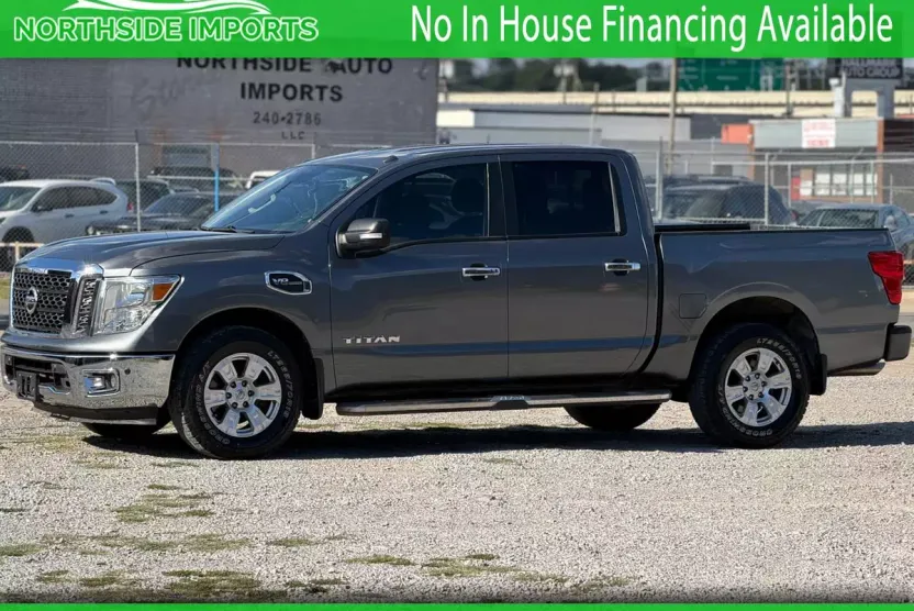 2017 Nissan Titan SV Crew Cab photo 1