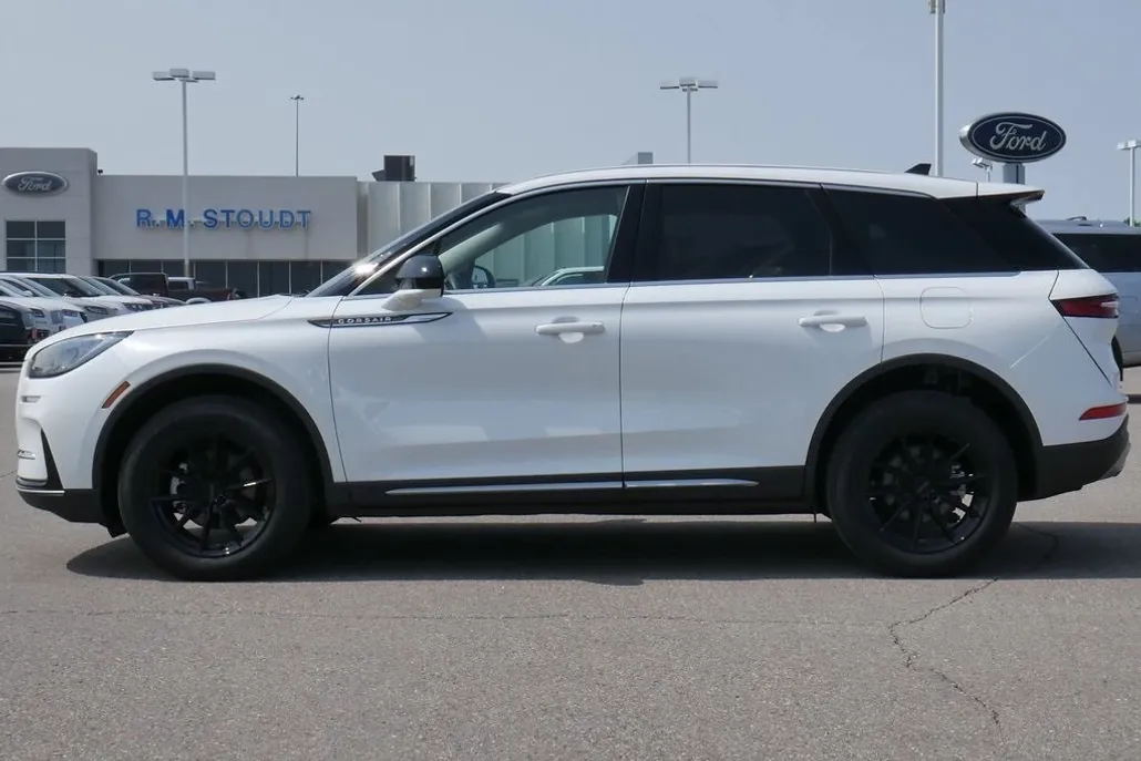 2023 Lincoln Corsair Standard photo 1