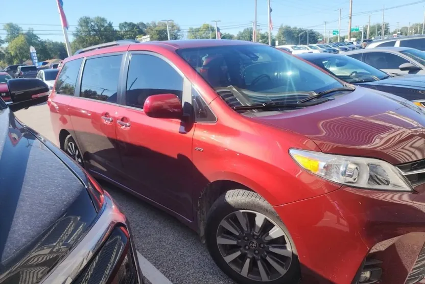 2020 Toyota Sienna XLE photo 1