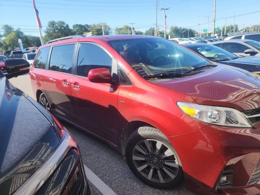 2020 Toyota Sienna XLE photo 1