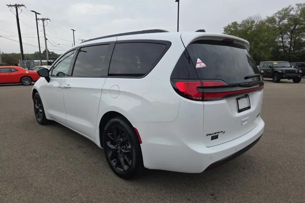 2026 Chrysler Pacifica Limited photo 1