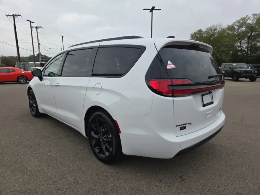 2026 Chrysler Pacifica Limited photo 1