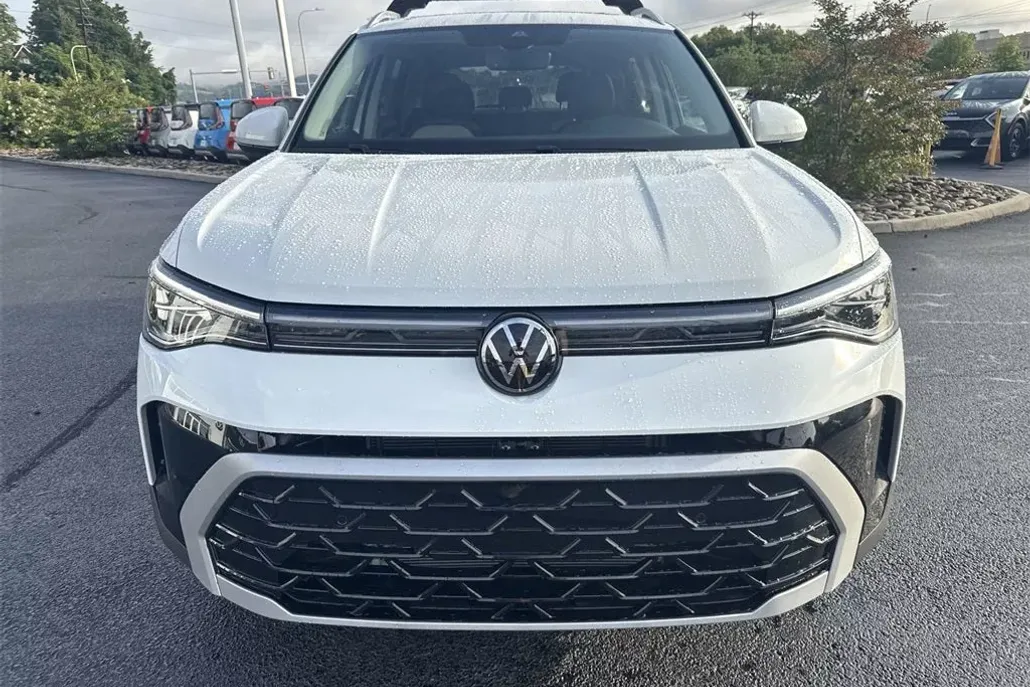 2025 Volkswagen Taos SEL photo 1