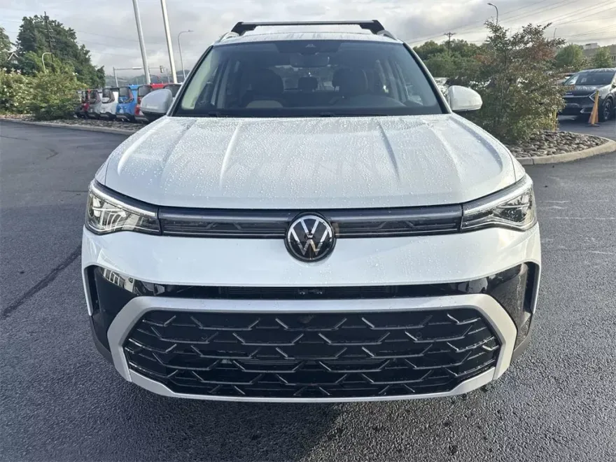 2025 Volkswagen Taos SEL photo 1