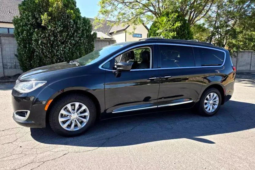 2017 Chrysler Pacifica Touring L photo 1