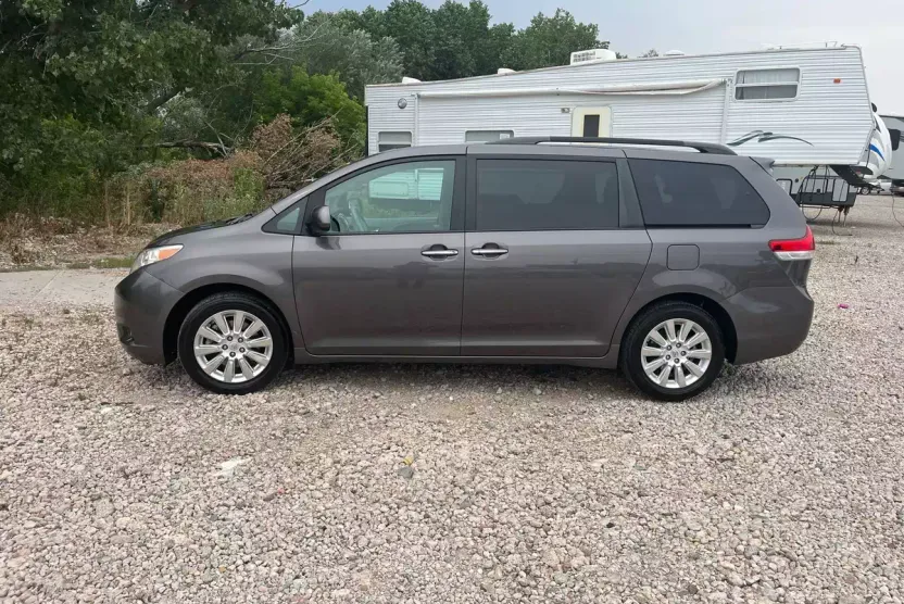 2012 Toyota Sienna XLE photo 1