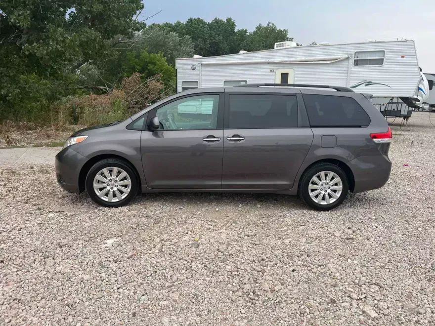 2012 Toyota Sienna XLE photo 1