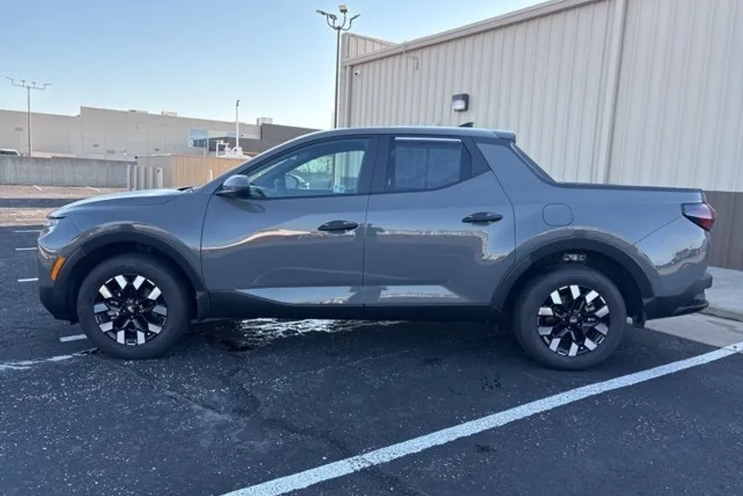 2025 Hyundai Santa Cruz SE photo 1