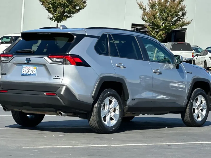 2021 Toyota RAV4 Hybrid LE photo 1