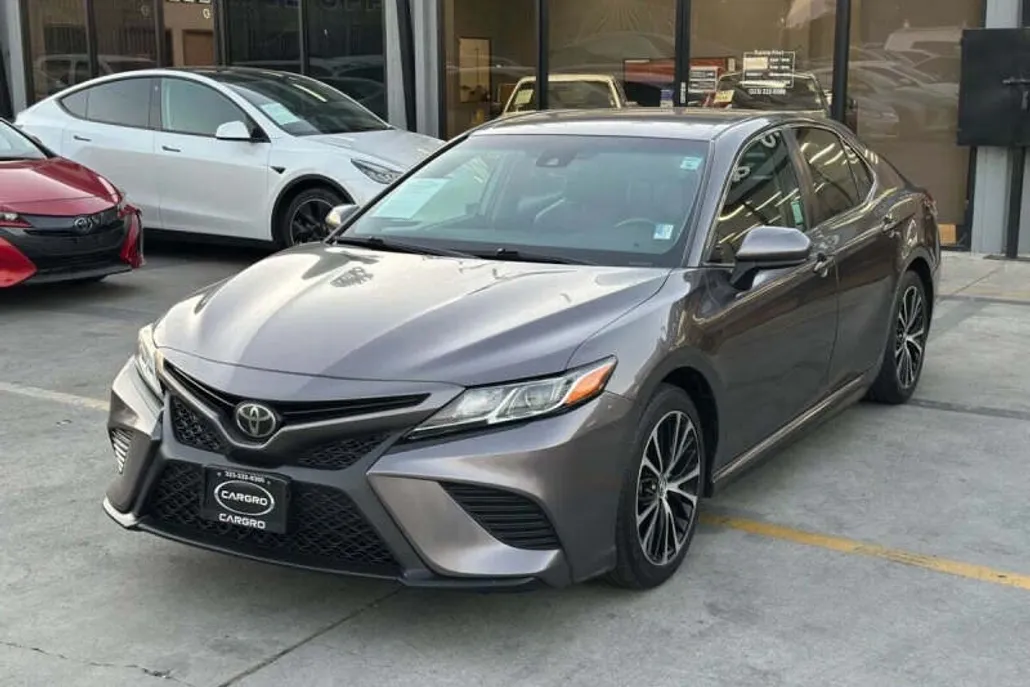 2019 Toyota Camry SE XLE photo 1