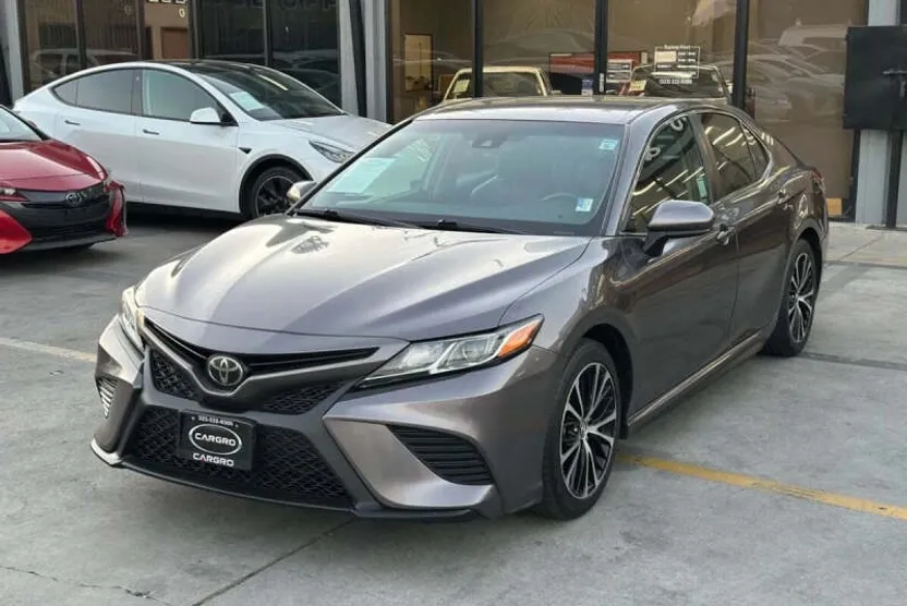 2019 Toyota Camry SE XLE photo 1
