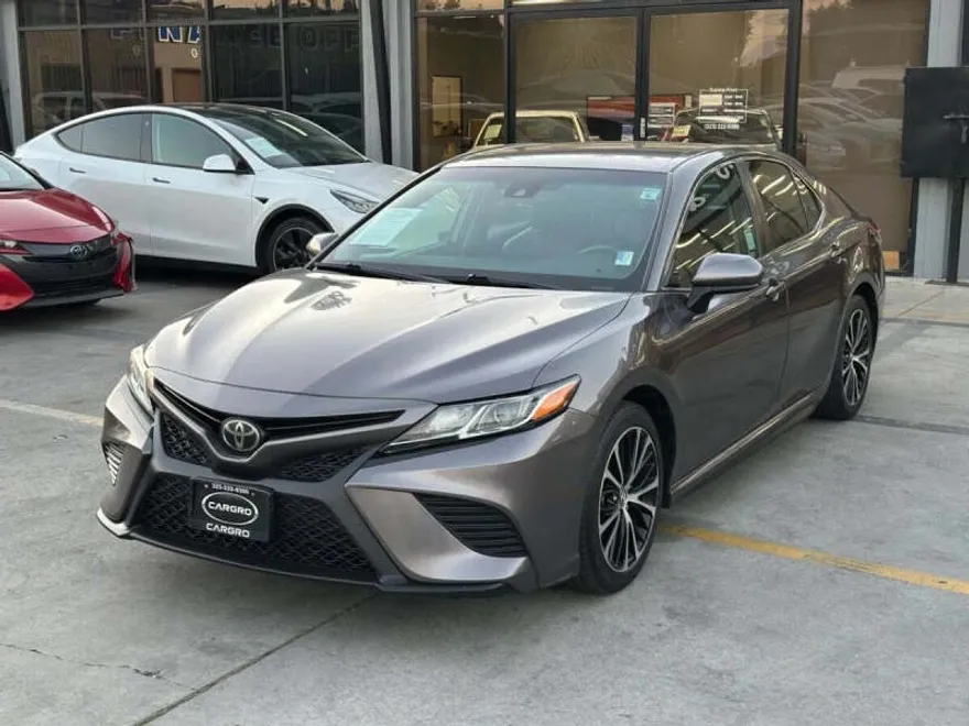 2019 Toyota Camry SE XLE photo 1