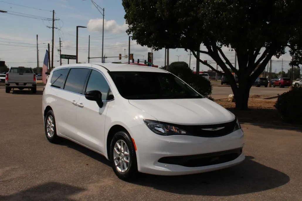 2025 Chrysler Voyager LX photo 1