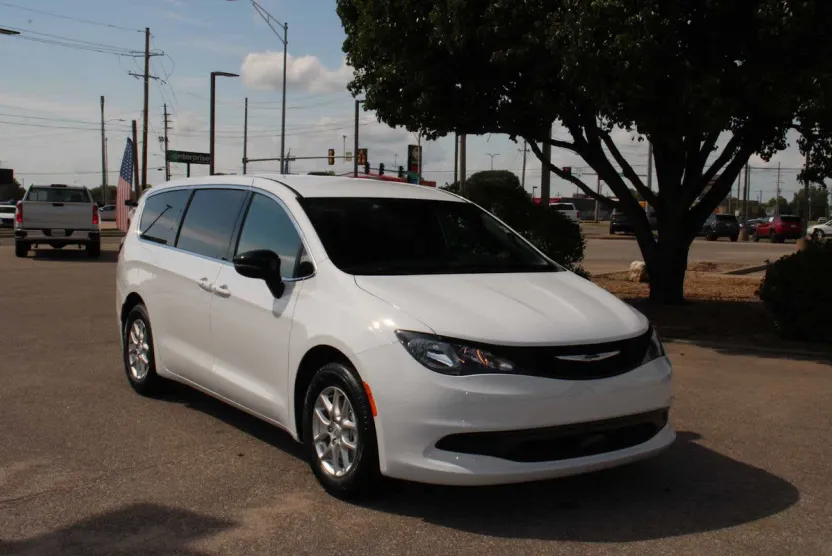 2025 Chrysler Voyager LX photo 1